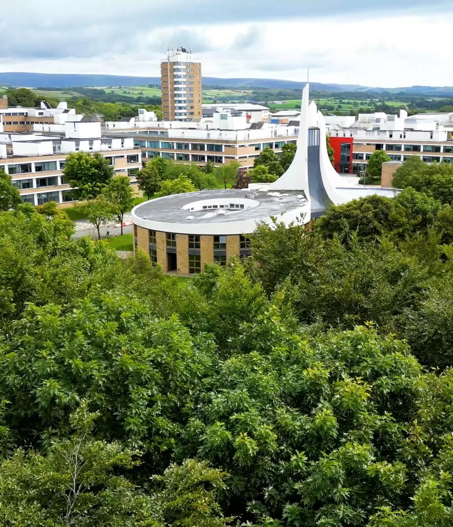 Кампус Lancaster University: часовня Chaplaincy Centre и корпуса
